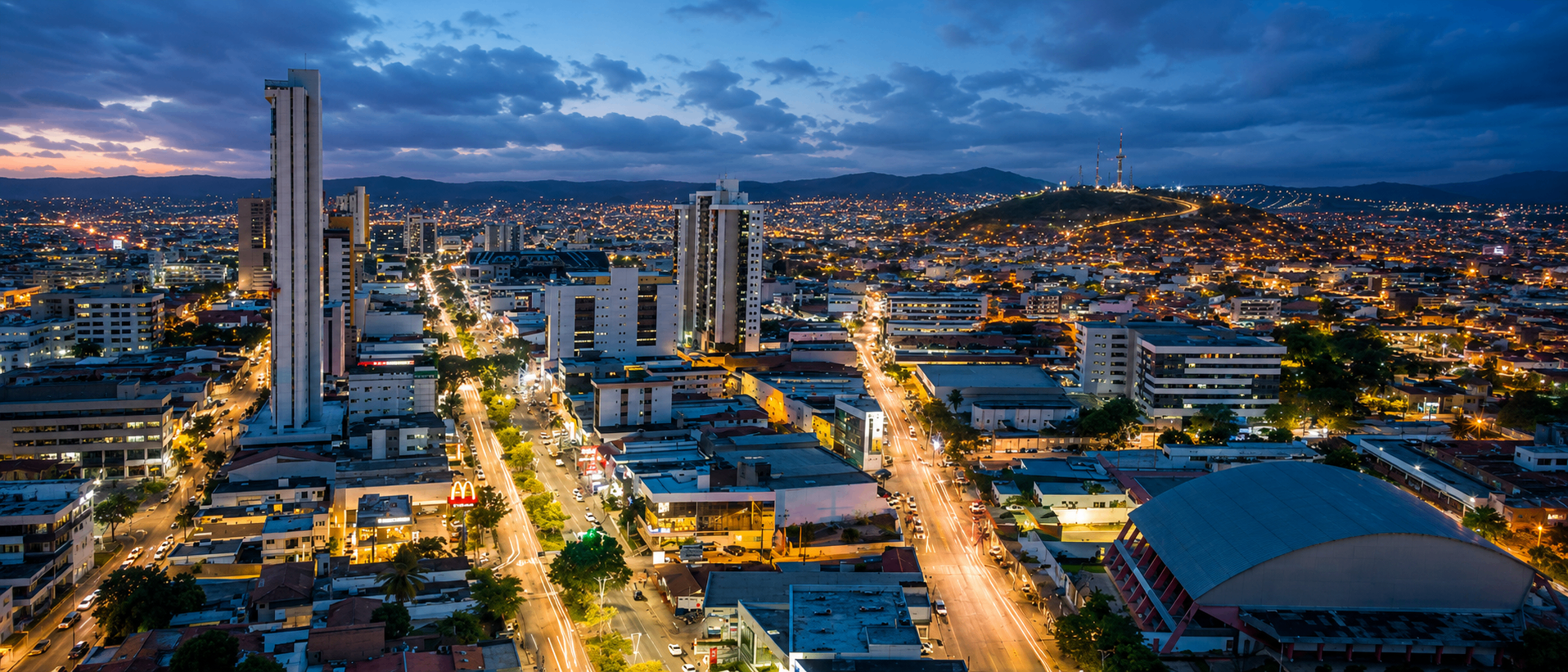 Vista aérea de Caruaru, PE ao entardecer — imagem hero da LuxLeds